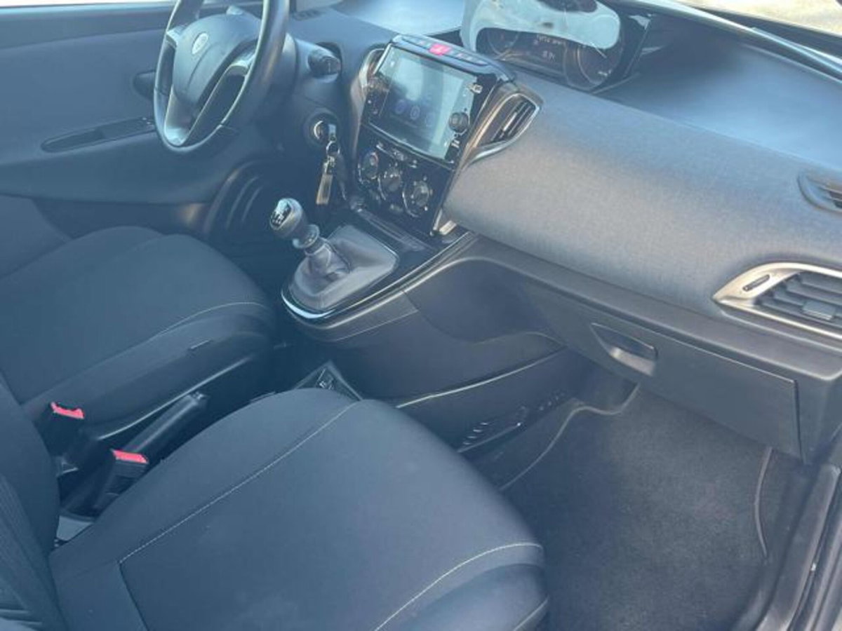 Lancia Ypsilon 1.0 FireFly 5 porte S&S Hybrid Gold Plus (2)