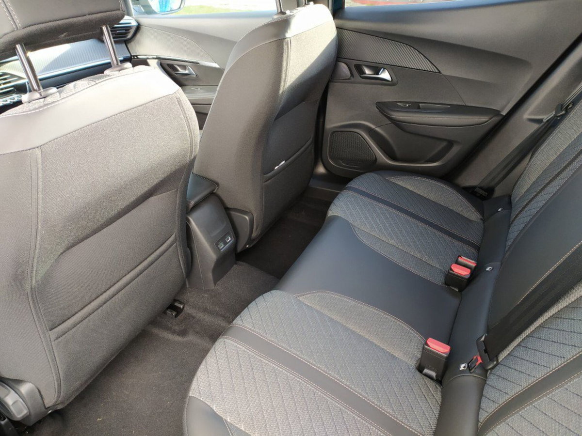 Peugeot 2008 1.2 turbo Allure 100cv (16)