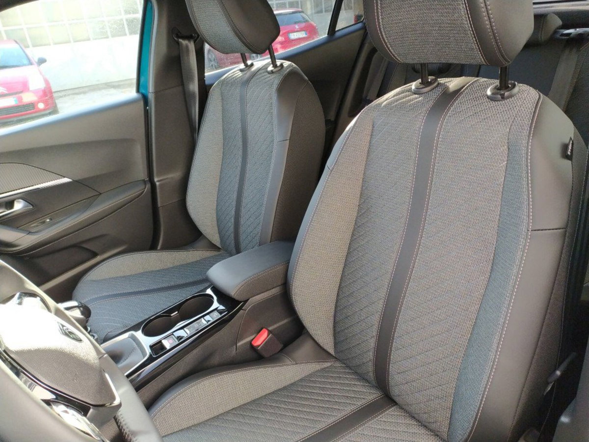 Peugeot 2008 1.2 turbo Allure 100cv (17)