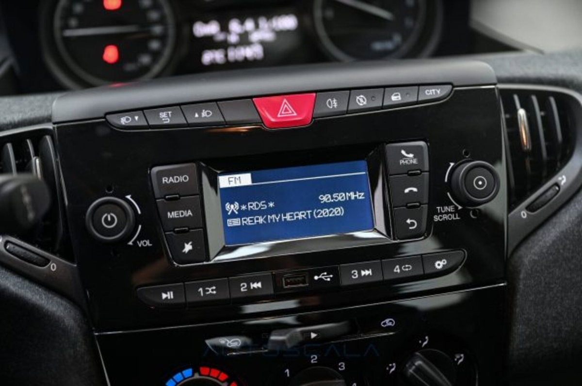 Lancia Ypsilon 1.0 FireFly 5 porte S&S Hybrid Silver Plus (8)