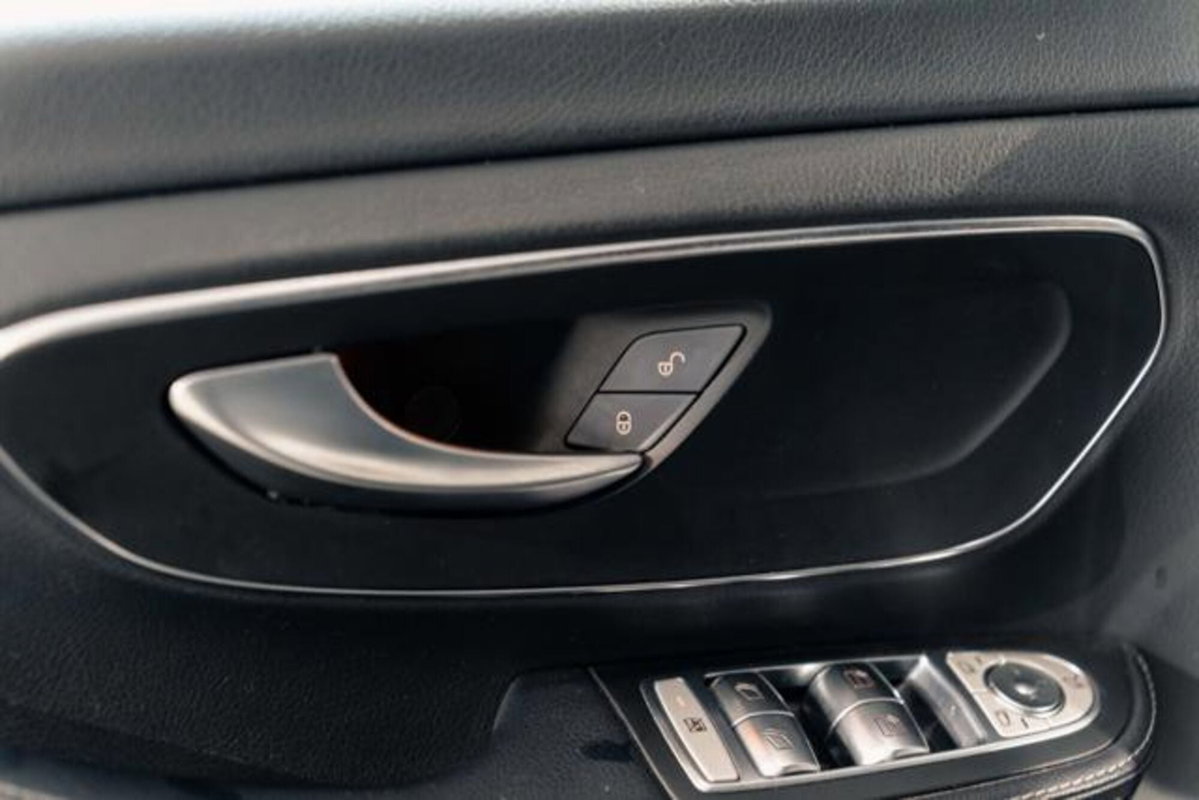 Mercedes-Benz Classe V Extralong 300 d Avantgarde auto (16)