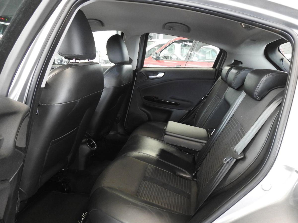 Alfa Romeo Giulietta 2.0 JTDm-2 Distinctive 170cv (16)