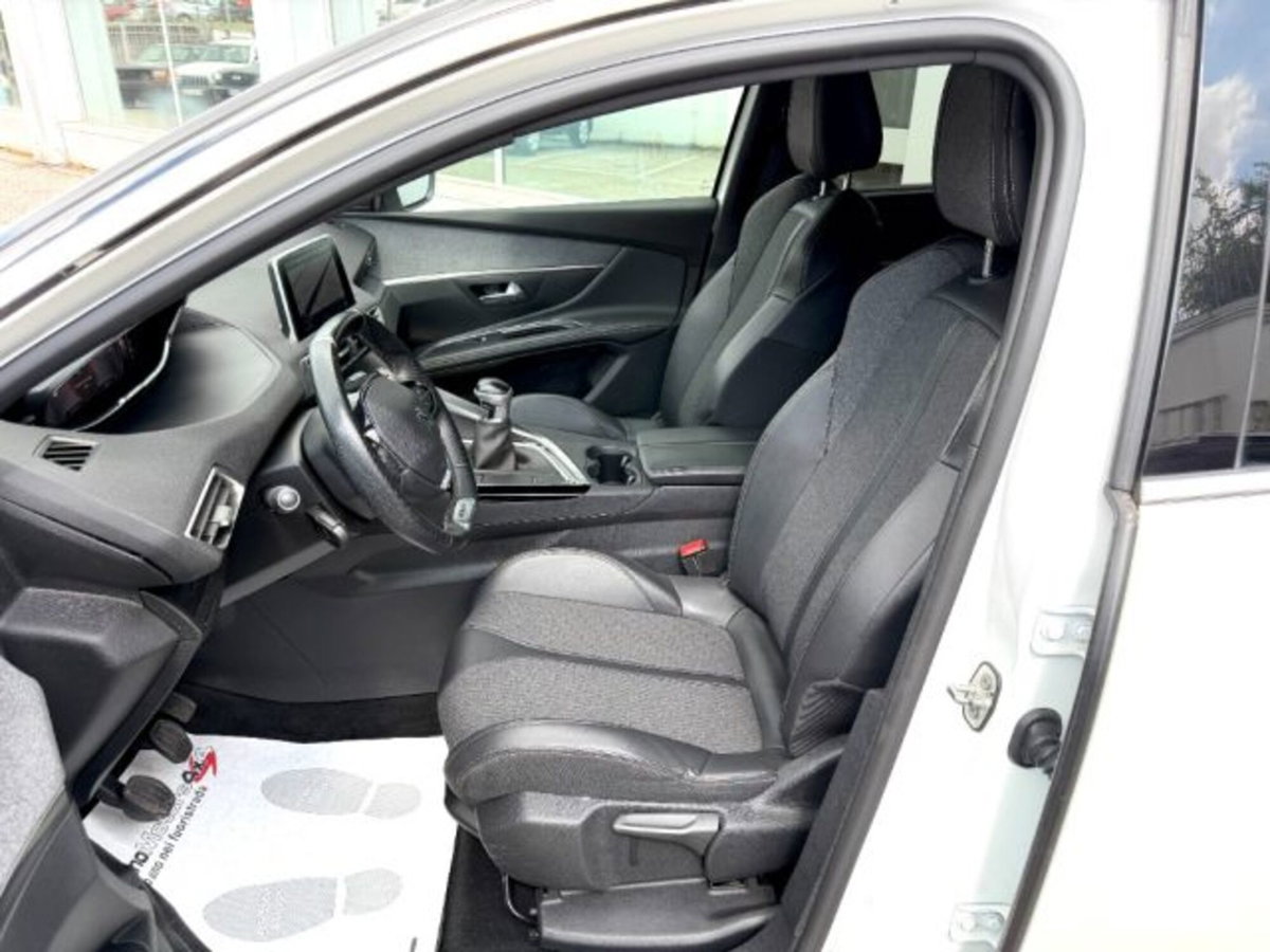 Peugeot 5008 PureTech Turbo 130 S&S GT Line (9)
