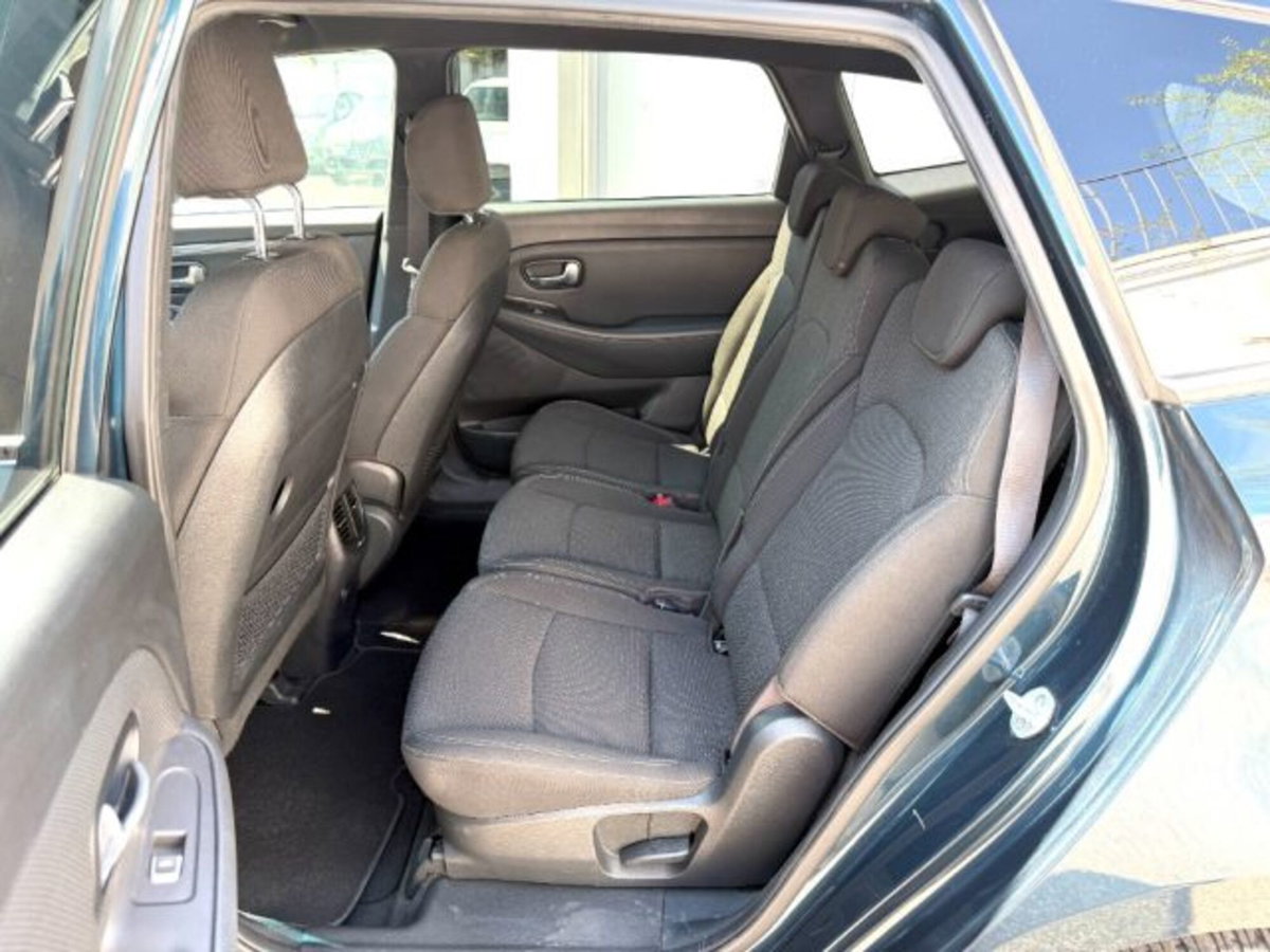 Kia Carens 1.6 GDI Cool (12)