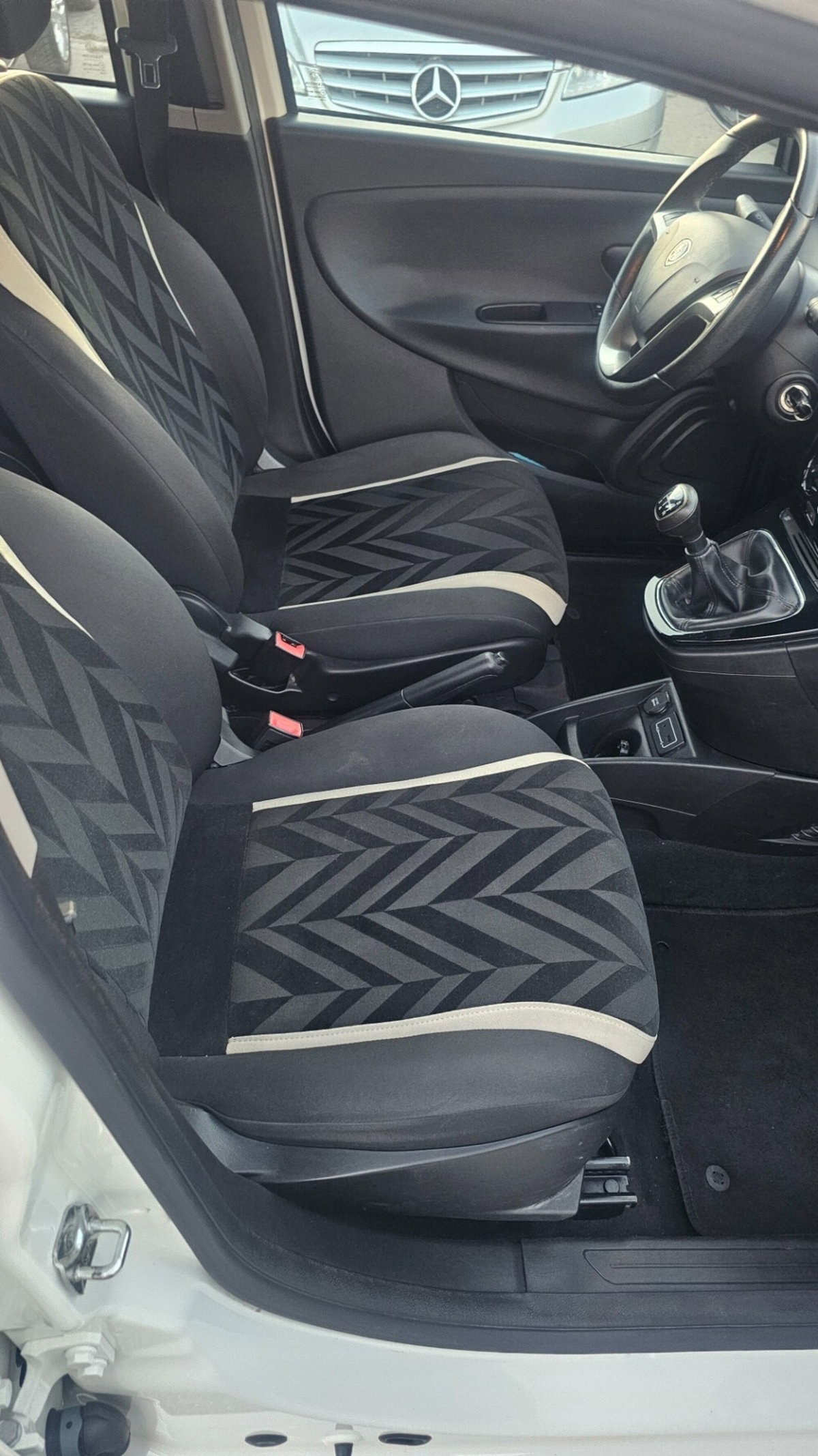 Lancia Ypsilon 1.3 MJT 16V 95 CV 5 porte S&S Gold (9)