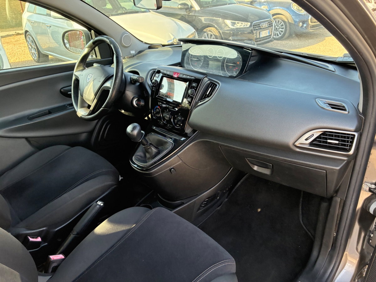 Lancia Ypsilon 1.2 69 CV Platinum (14)