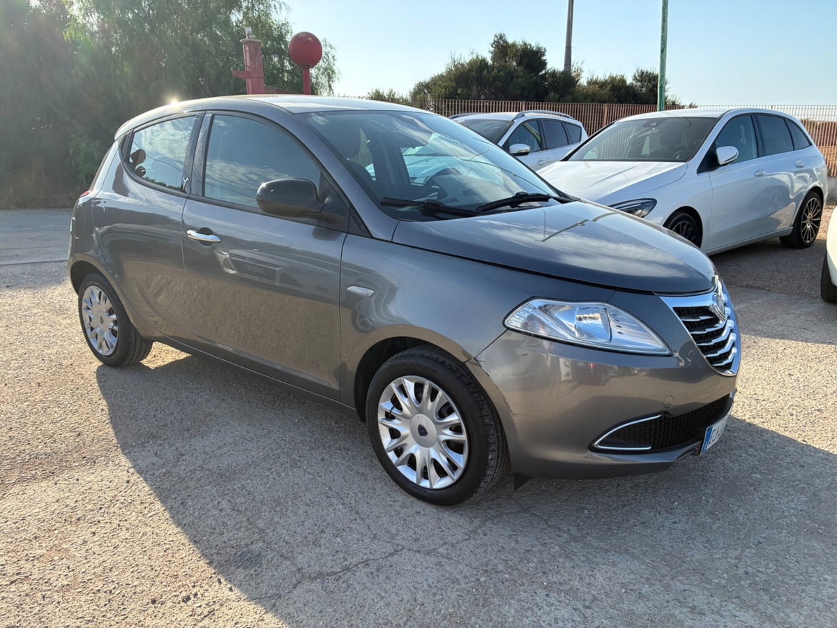 Lancia Ypsilon 1.2 69 CV Platinum (2)