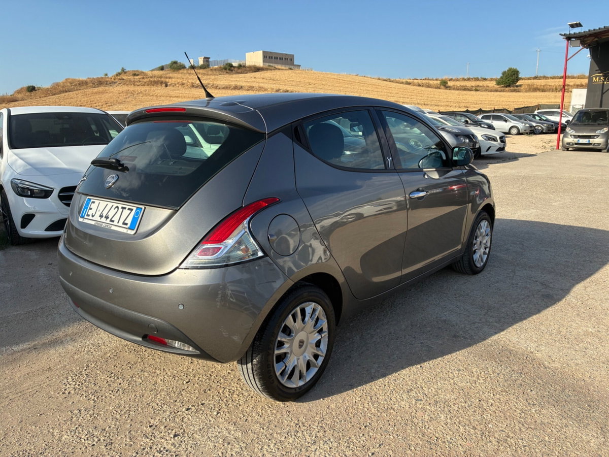 Lancia Ypsilon 1.2 69 CV Platinum (3)