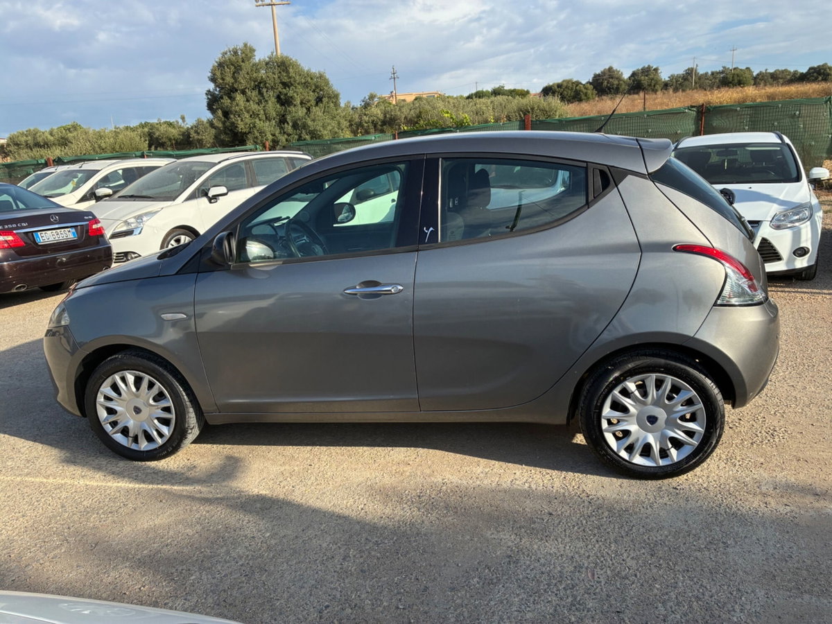 Lancia Ypsilon 1.2 69 CV Platinum (5)