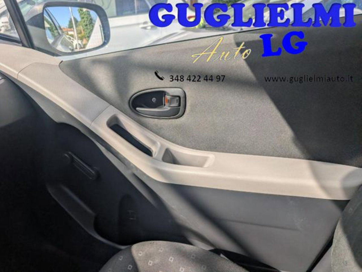 Toyota Yaris 1.3 5 porte Sol (19)