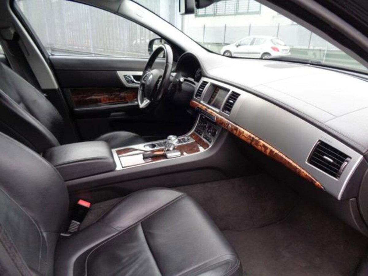 Jaguar XF Sportbrake 2.2 D 200 CV Premium Luxury (9)