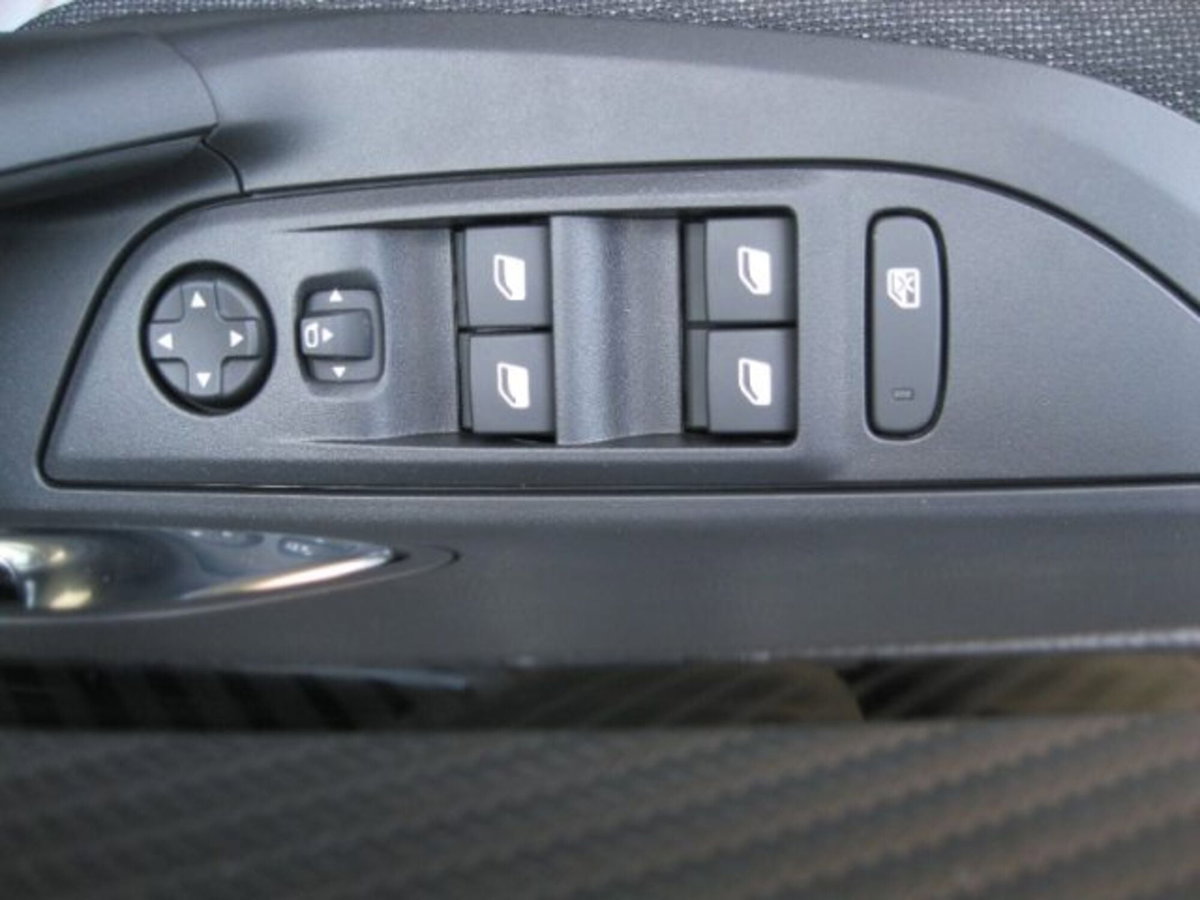 Peugeot 2008 PureTech 100 S&S Allure Pack (10)