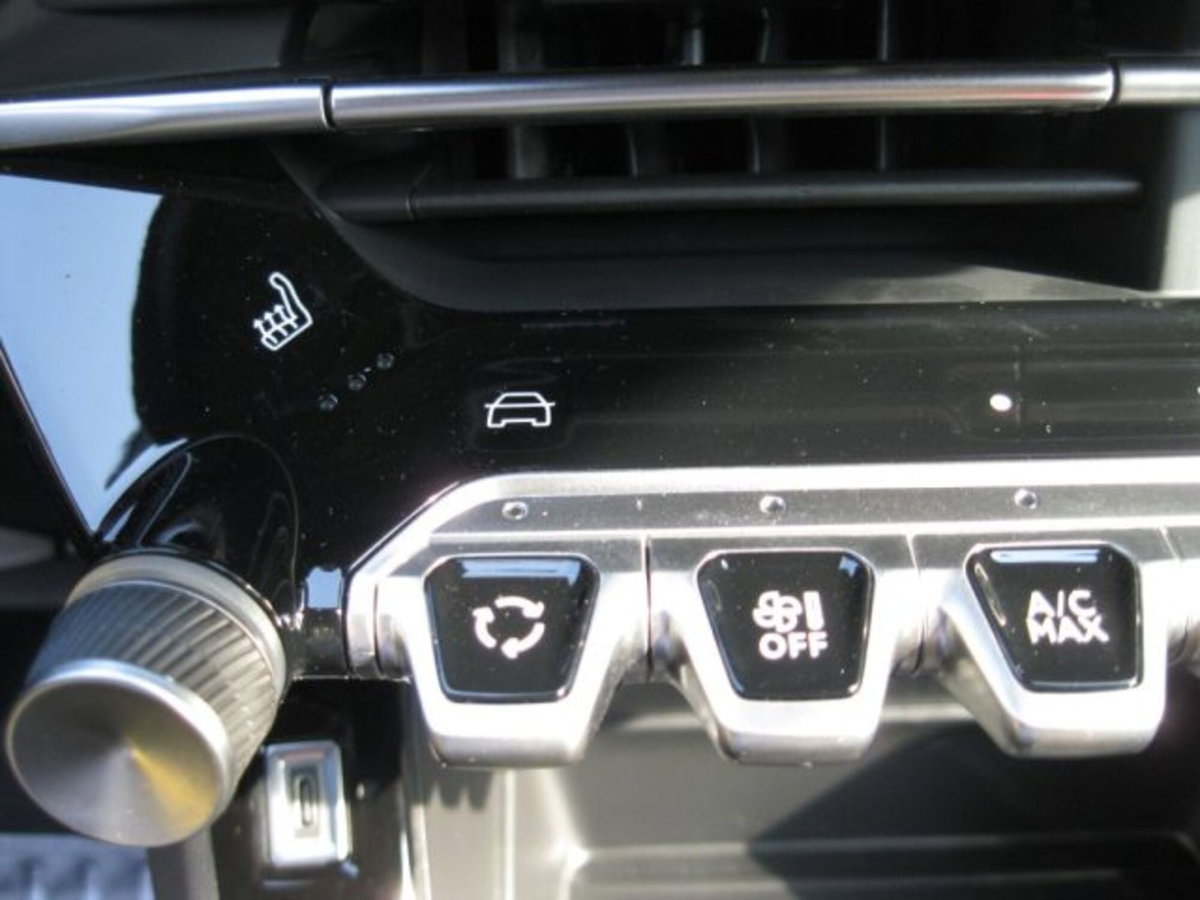 Peugeot 2008 PureTech 100 S&S Allure Pack (18)