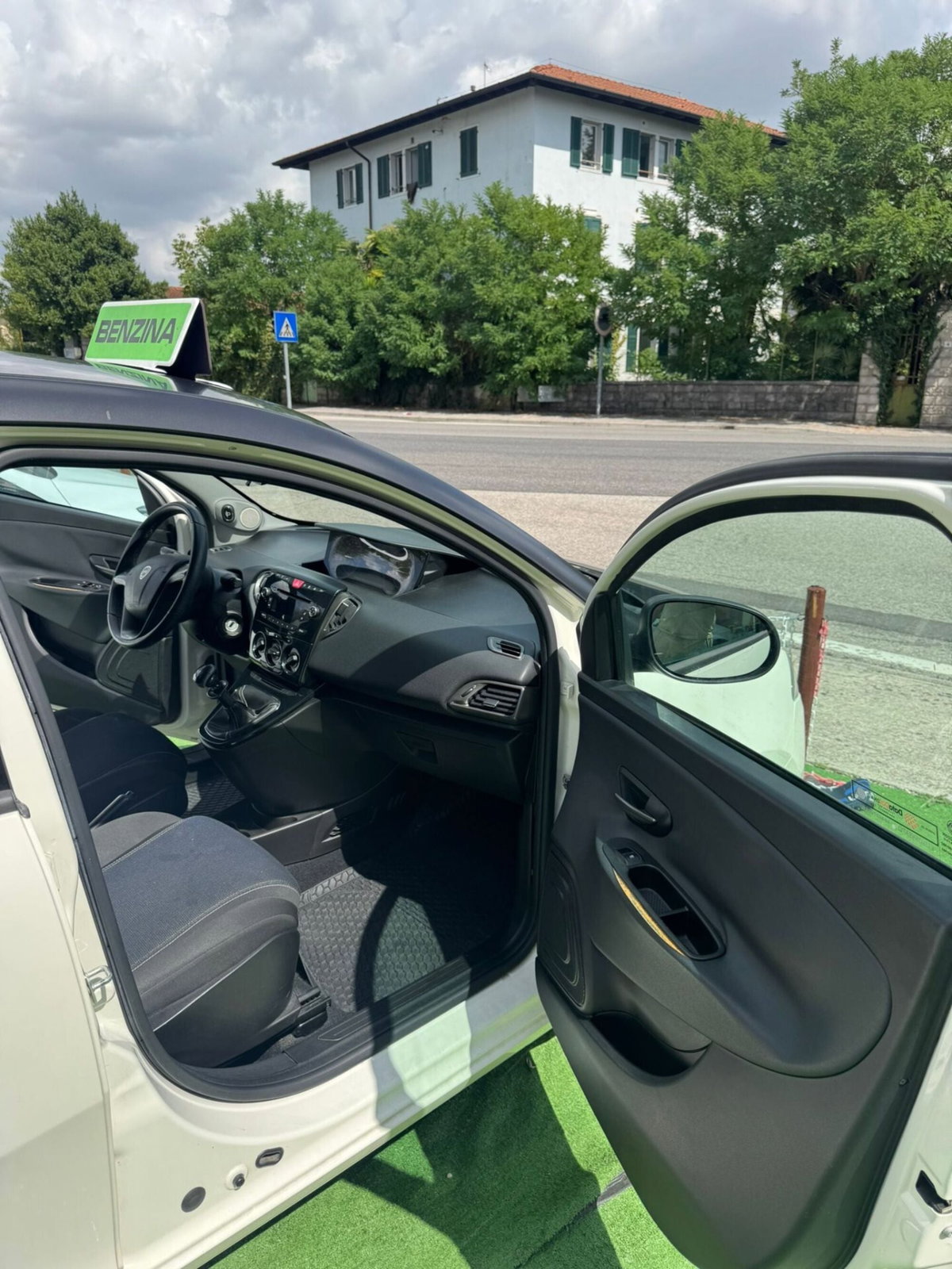 Lancia Ypsilon 1.2 69 CV 5 porte S Momodesign (6)