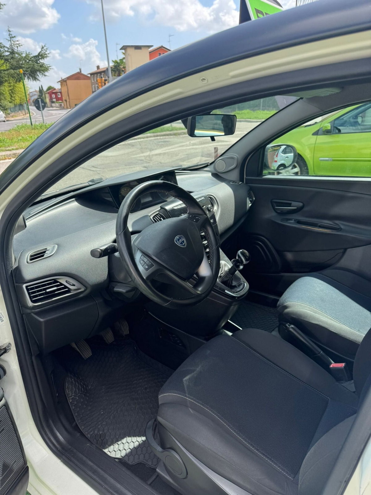Lancia Ypsilon 1.2 69 CV 5 porte S Momodesign (7)