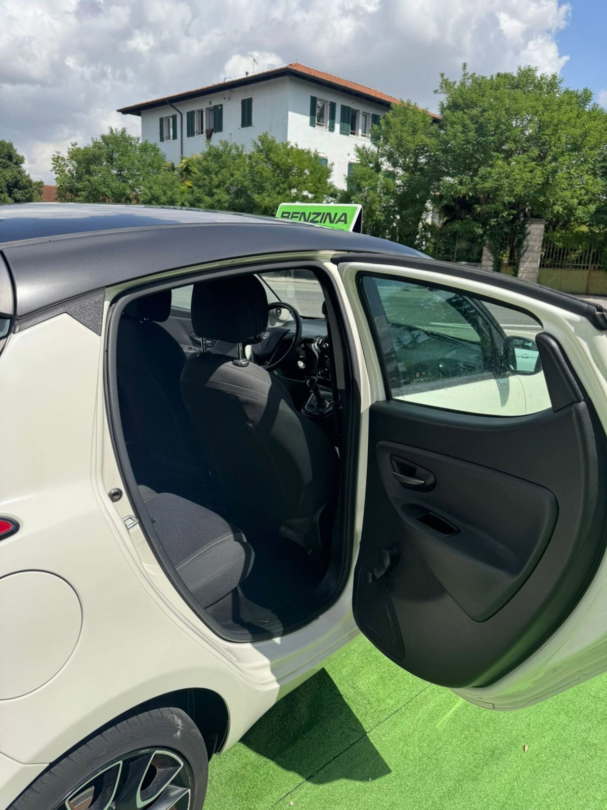 Lancia Ypsilon 1.2 69 CV 5 porte S Momodesign (9)