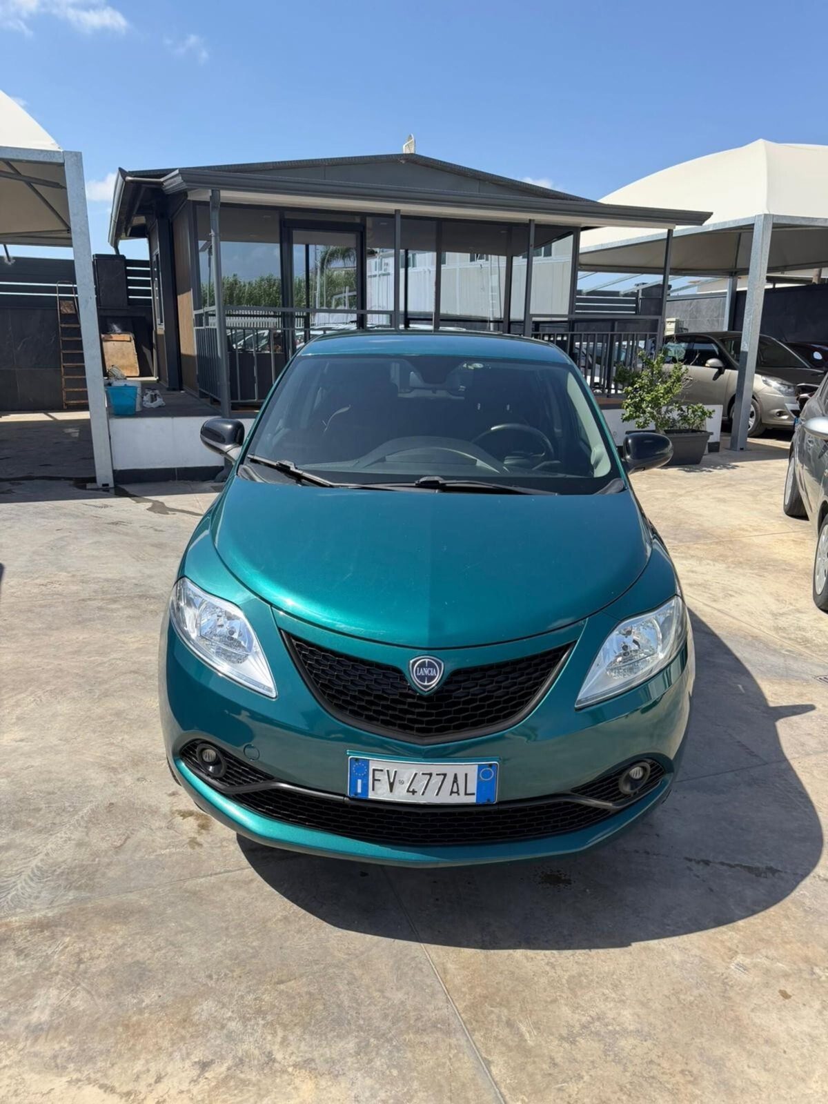 Lancia Ypsilon 0.9 TwinAir 85 CV 5 porte Metano Ecochic Gold (2)