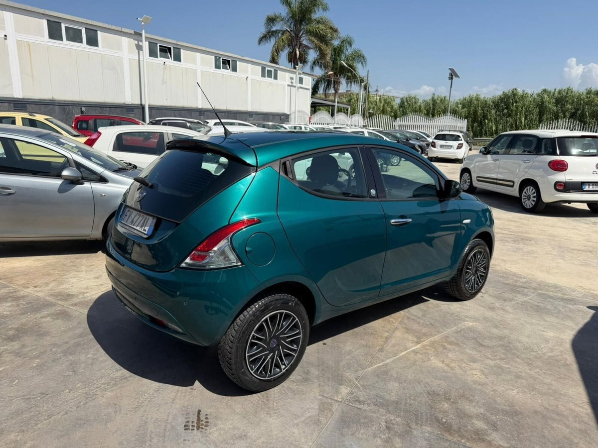 Lancia Ypsilon 0.9 TwinAir 85 CV 5 porte Metano Ecochic Gold (6)