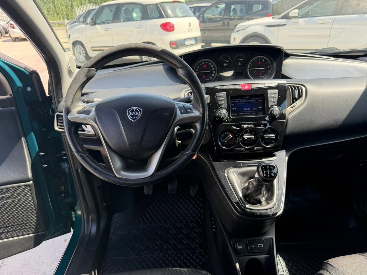 Lancia Ypsilon 0.9 TwinAir 85 CV 5 porte Metano Ecochic Gold (9)