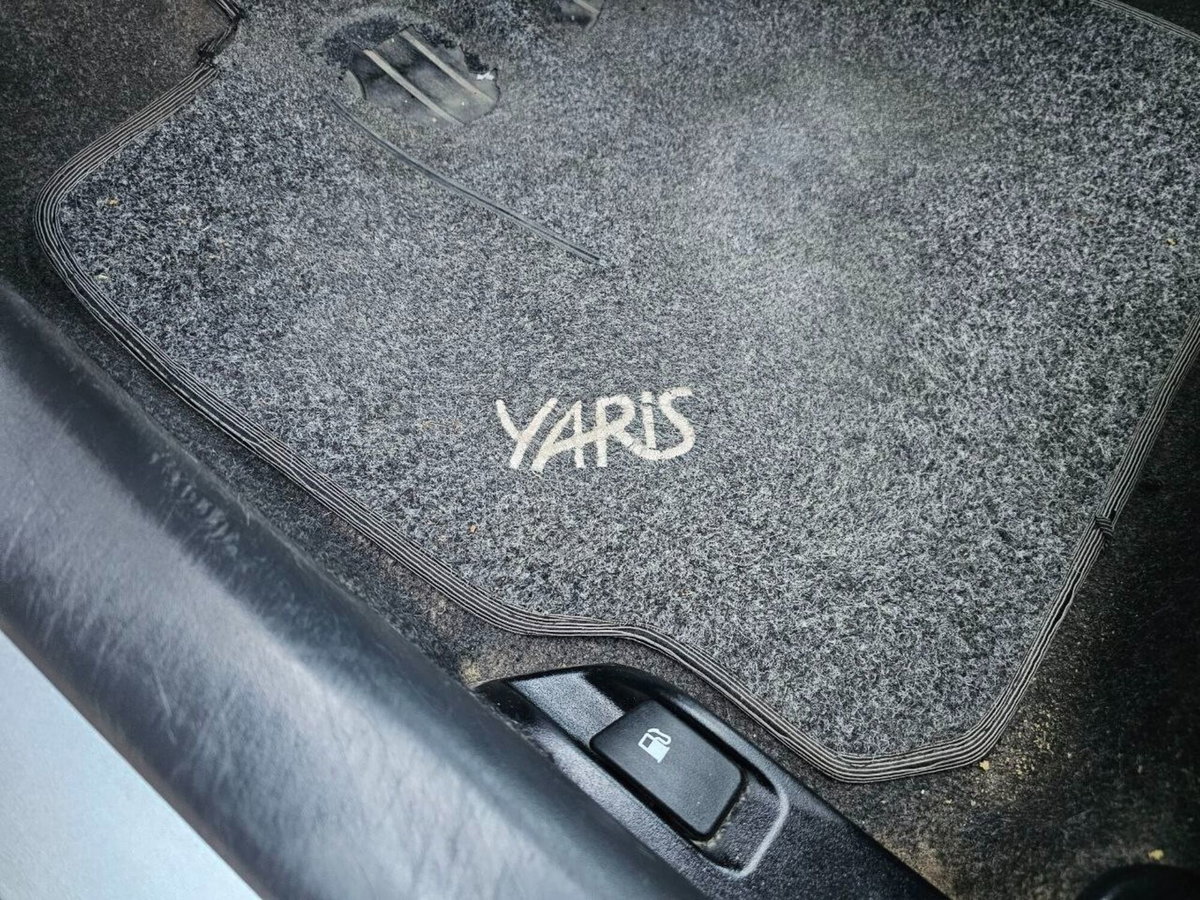 Toyota Yaris 1.D-4D 5 porte (10)
