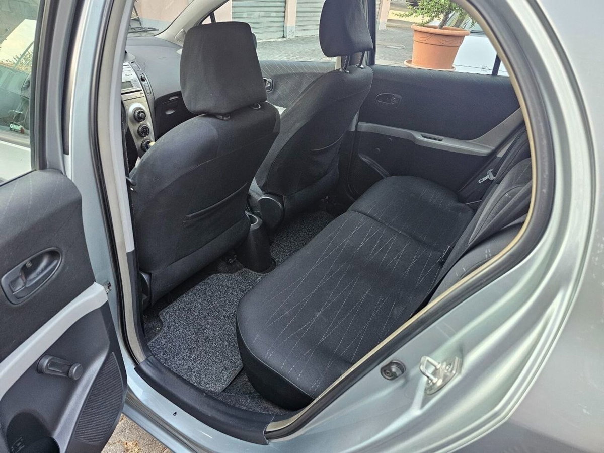 Toyota Yaris 1.D-4D 5 porte (11)