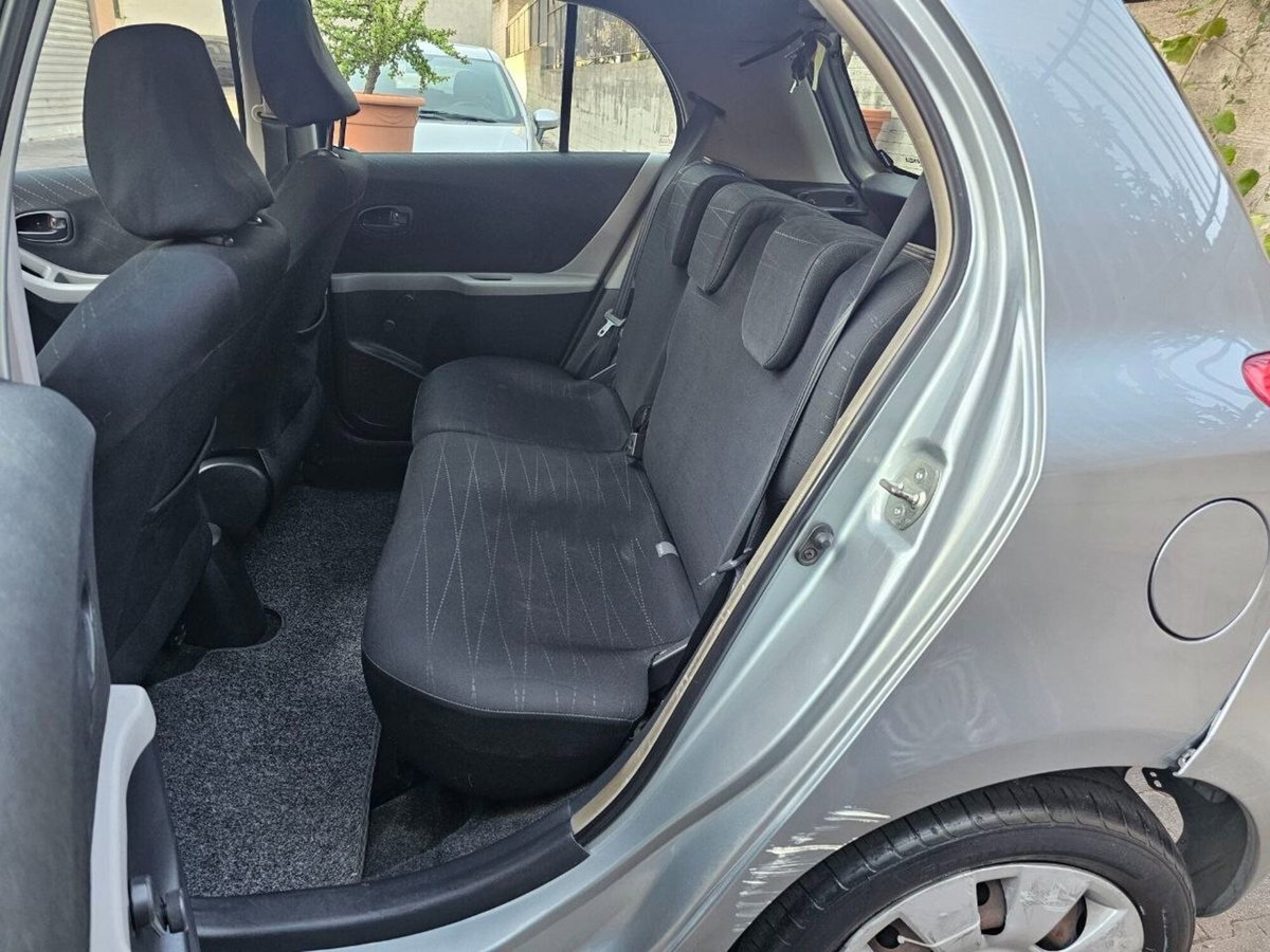Toyota Yaris 1.D-4D 5 porte (12)