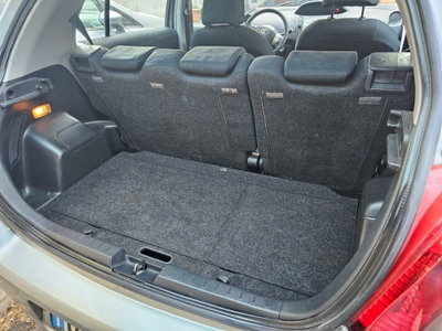 Toyota Yaris 1.D-4D 5 porte (14)