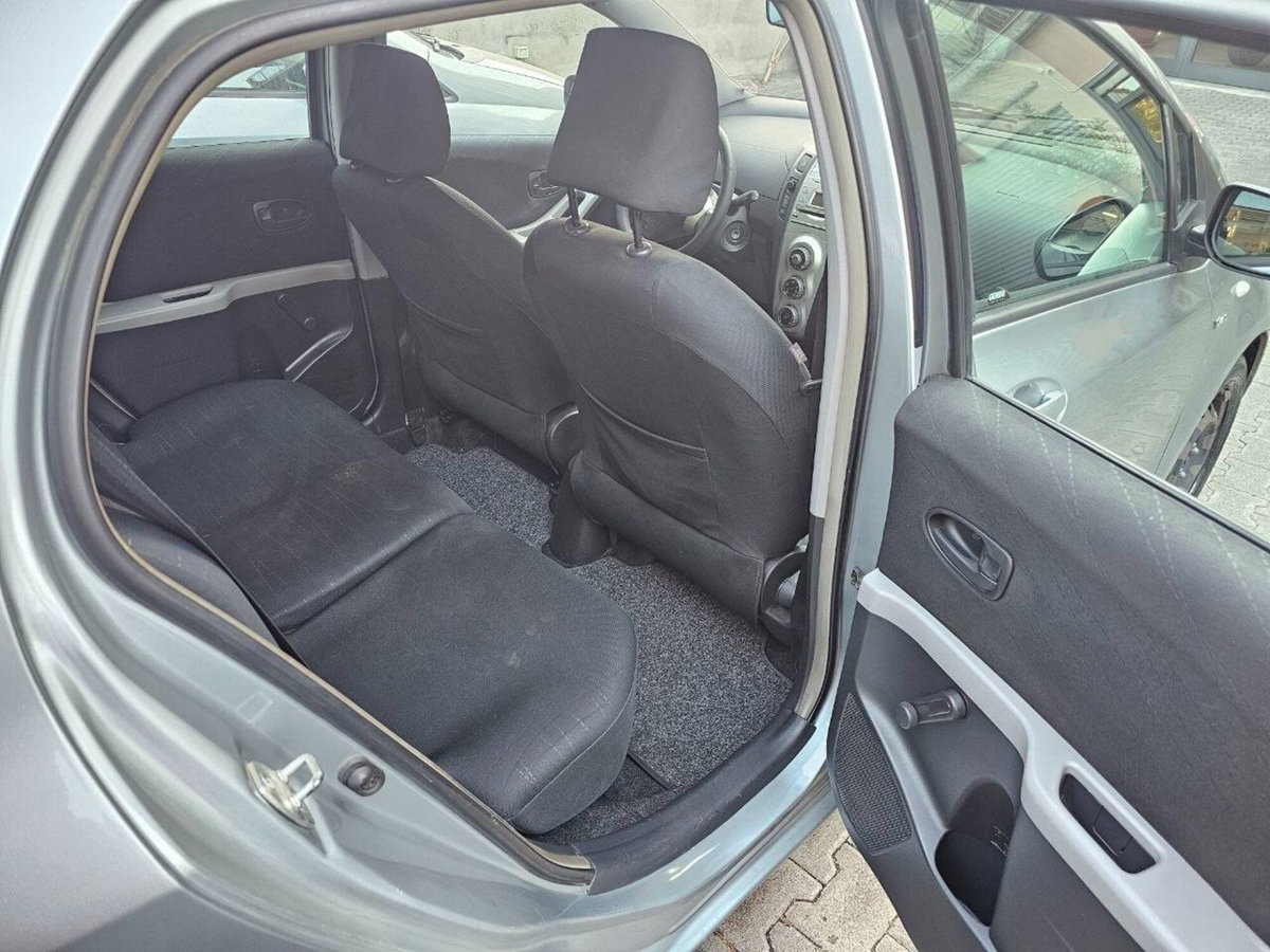 Toyota Yaris 1.D-4D 5 porte (15)