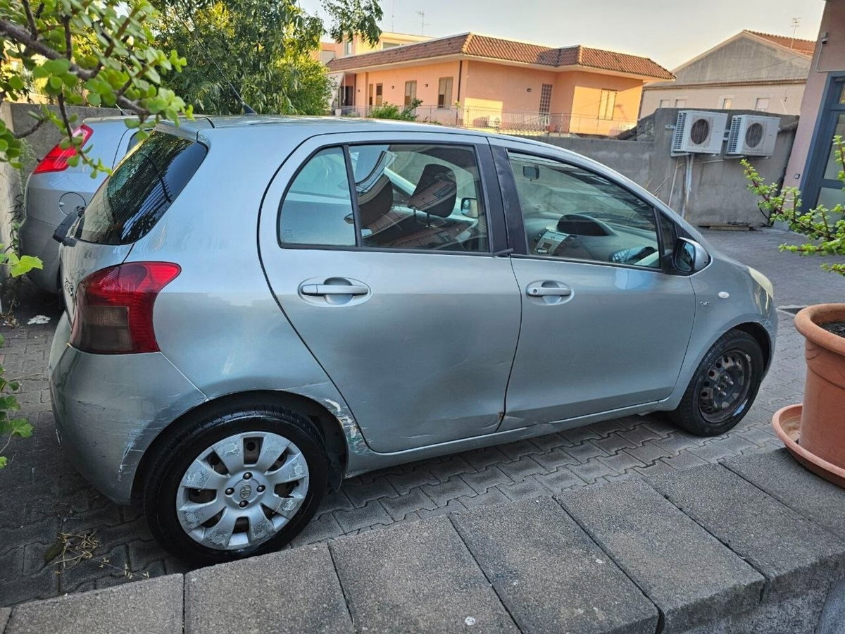 Toyota Yaris 1.D-4D 5 porte (2)