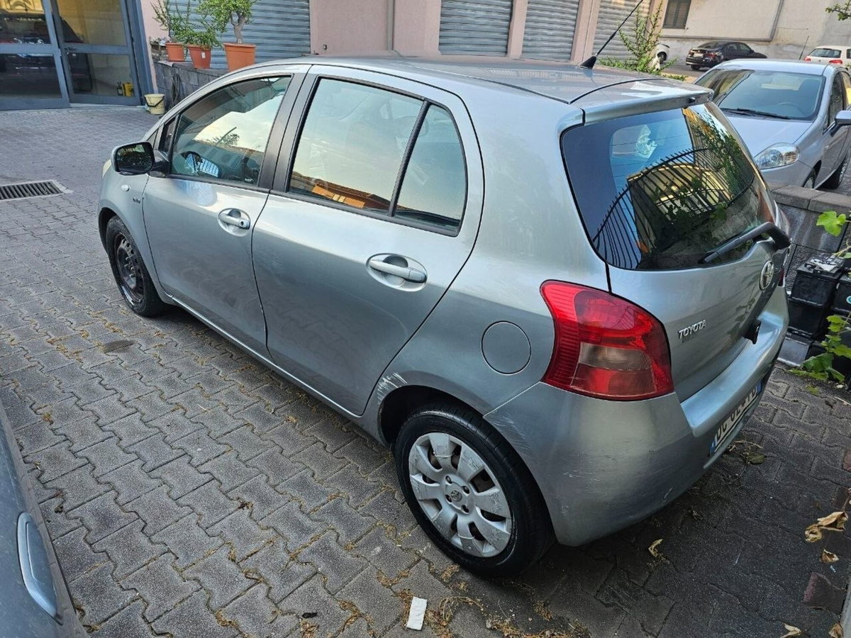 Toyota Yaris 1.D-4D 5 porte (4)