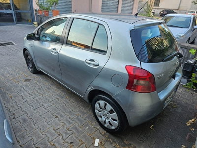 Toyota Yaris 1.D-4D 5 porte (4)