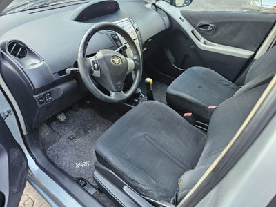 Toyota Yaris 1.D-4D 5 porte (5)