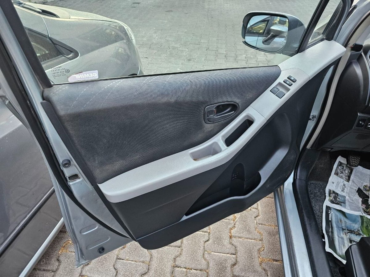 Toyota Yaris 1.D-4D 5 porte (6)