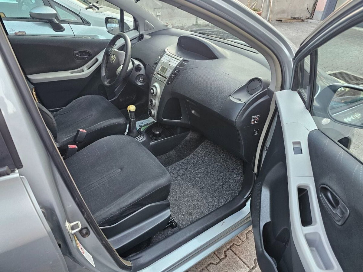 Toyota Yaris 1.D-4D 5 porte (7)