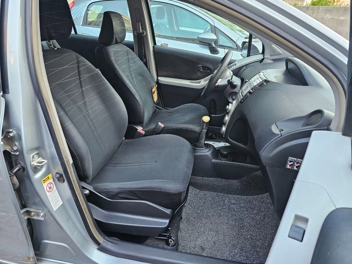 Toyota Yaris 1.D-4D 5 porte (8)