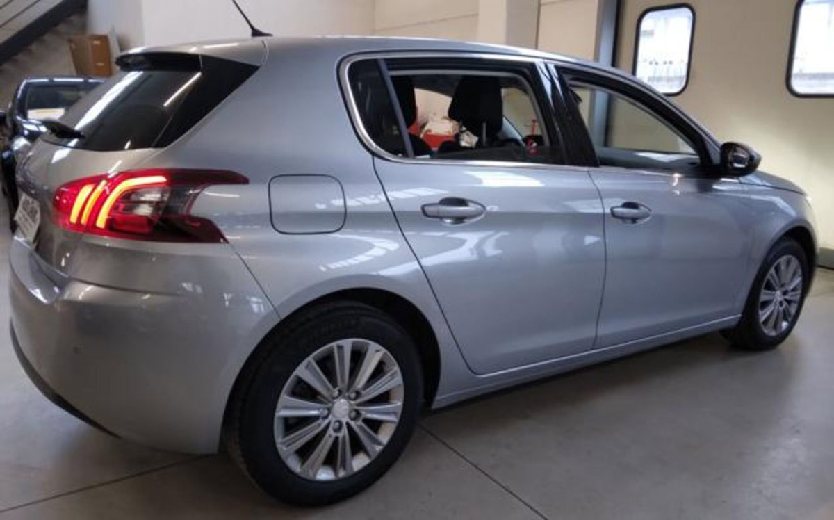 Peugeot 308 PureTech Turbo 130 S&S Allure Pack (4)
