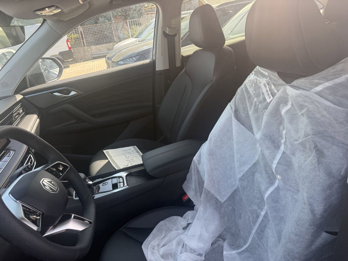 Mg HS 1.5 hybrid+ Luxury auto (10)