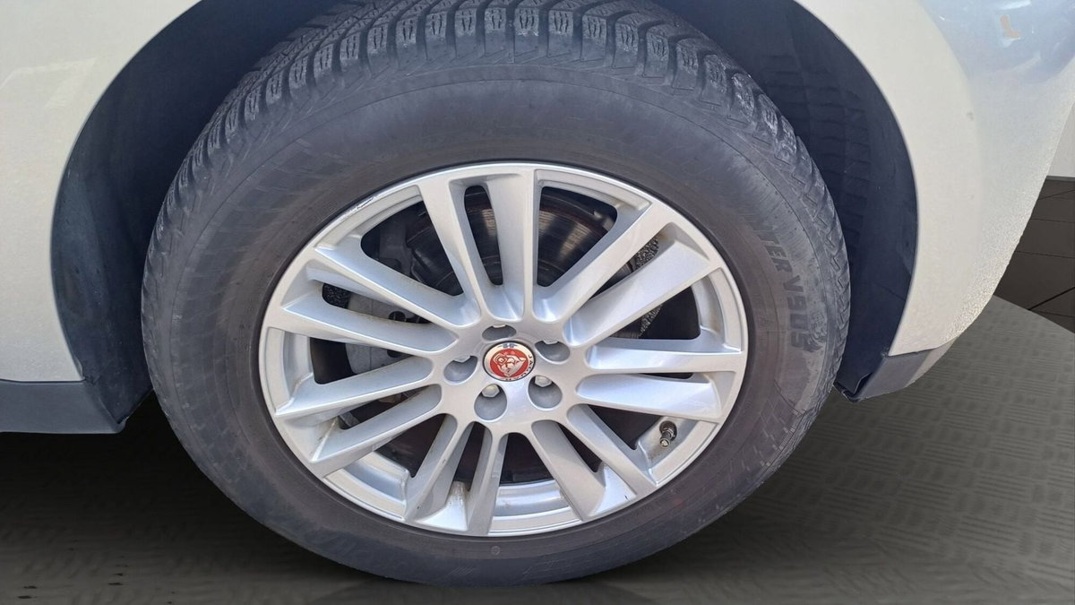Jaguar F-Pace 2.0 D 180 CV AWD aut. Prestige (14)