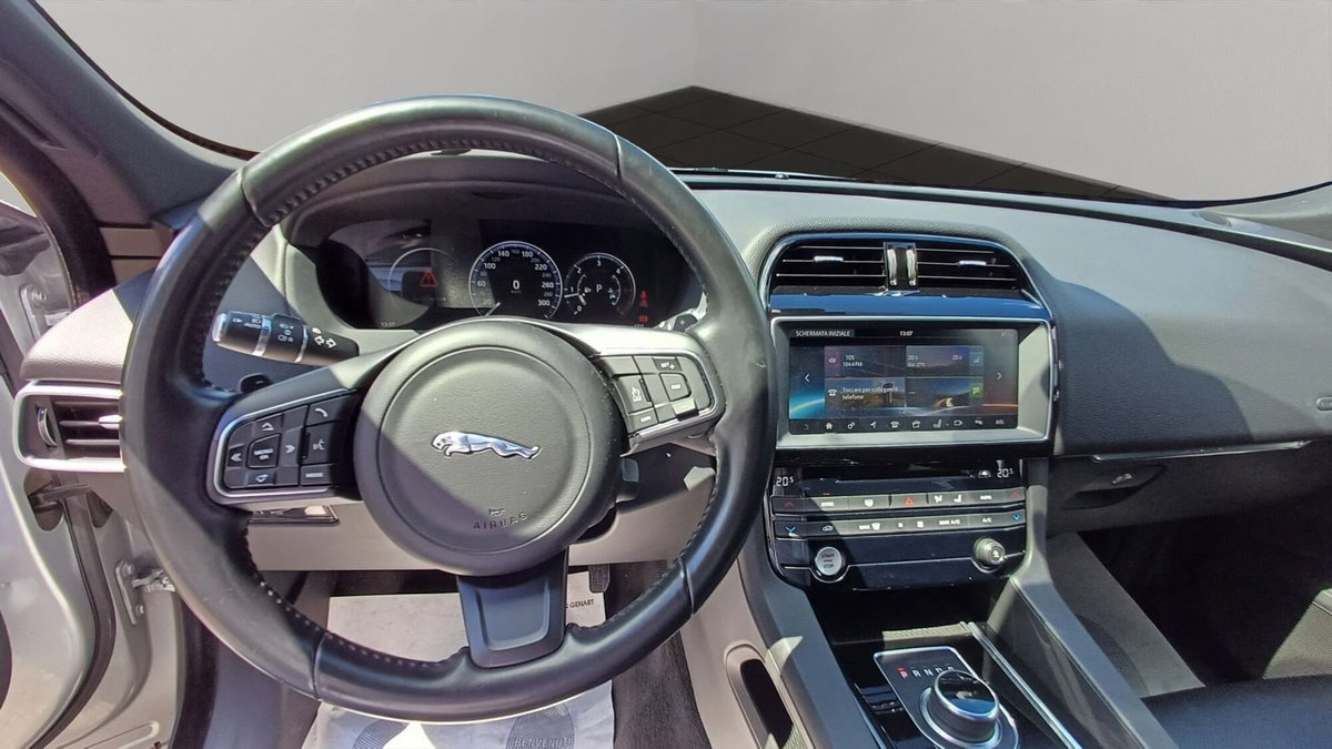 Jaguar F-Pace 2.0 D 180 CV AWD aut. Prestige (9)