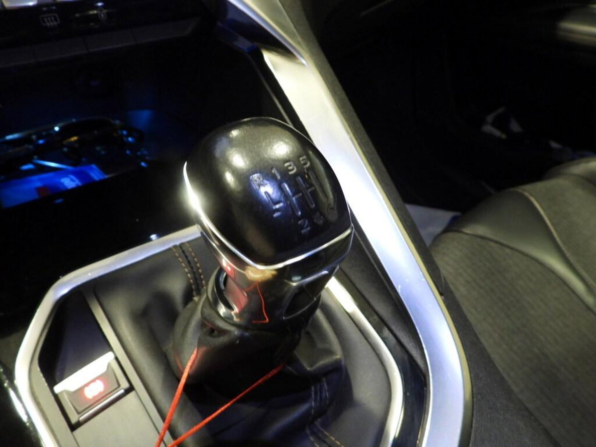 Peugeot 3008 BlueHDi 150 S&S Business (11)