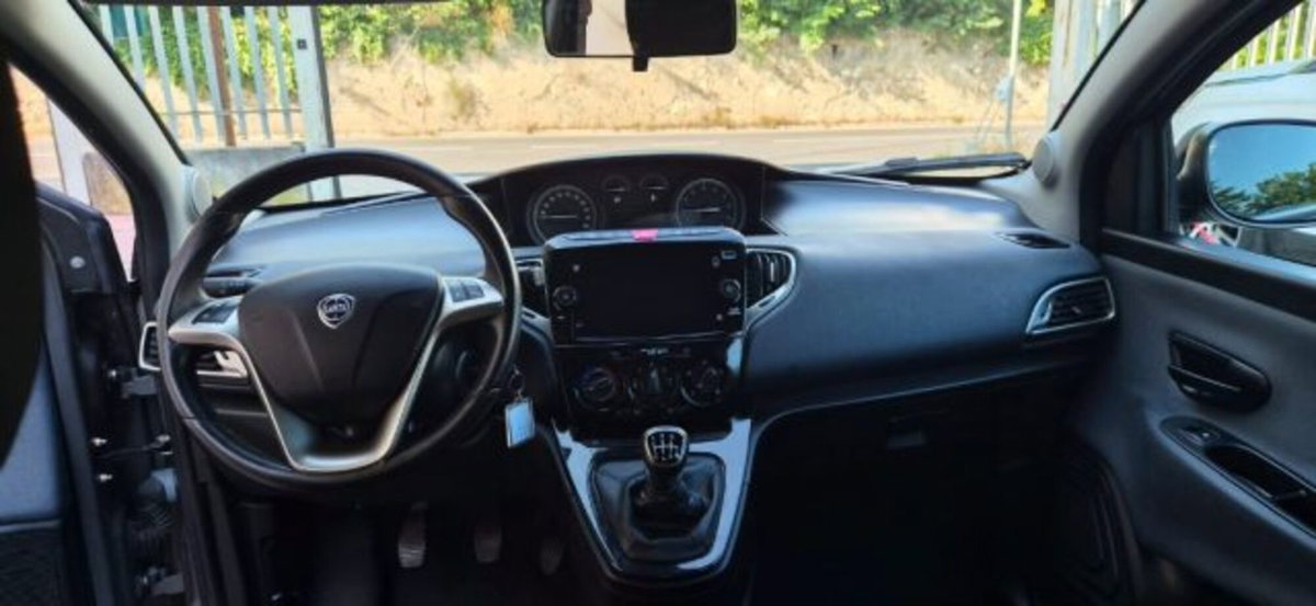 Lancia Ypsilon 1.0 FireFly 5 porte S&S Hybrid Gold Plus (9)