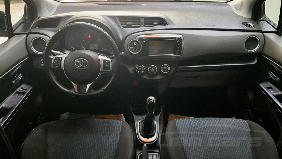 Toyota Yaris 1.0 5 porte Active (10)