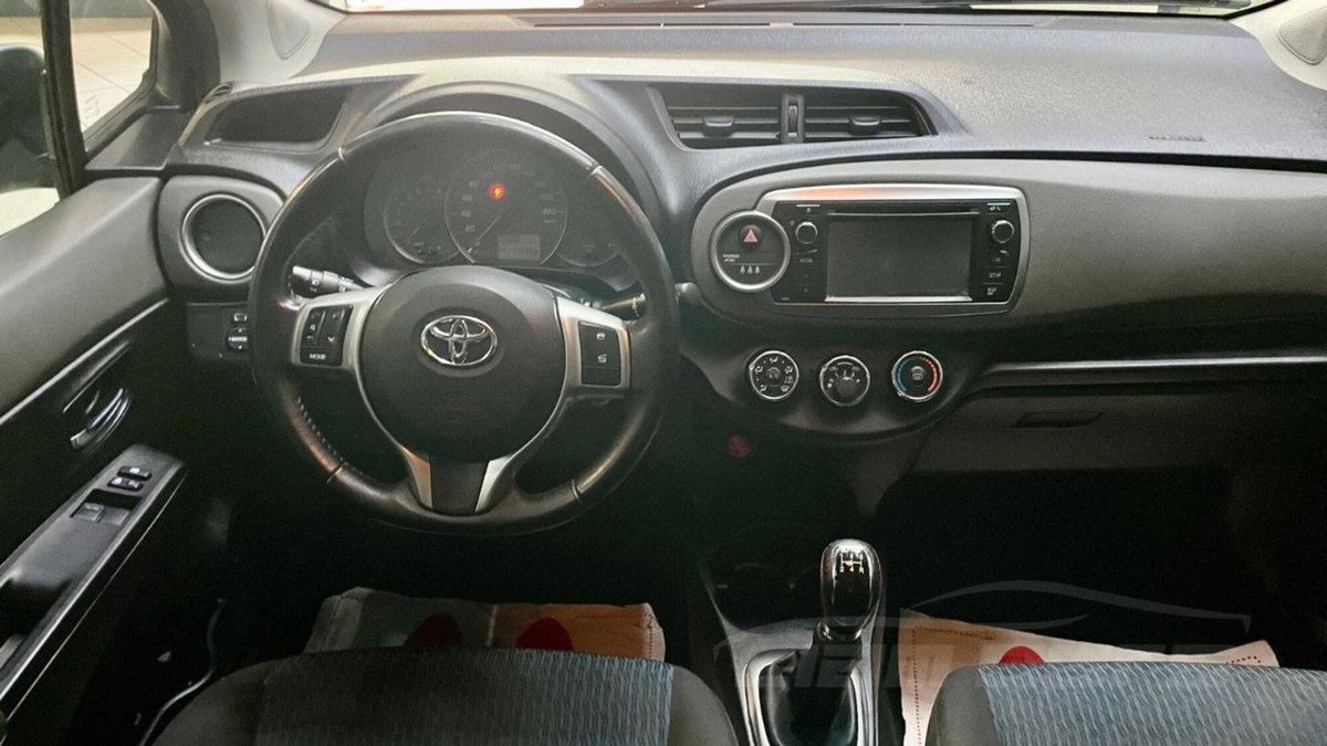Toyota Yaris 1.0 5 porte Active (11)