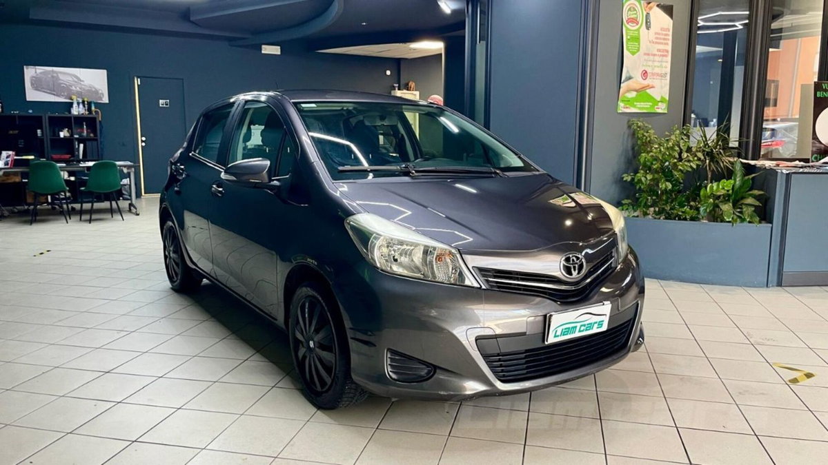 Toyota Yaris 1.0 5 porte Active (3)