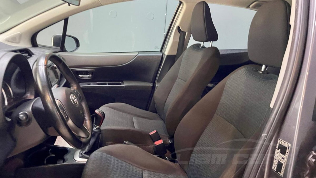 Toyota Yaris 1.0 5 porte Active (8)