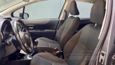 Toyota Yaris 1.0 5 porte Active (8)