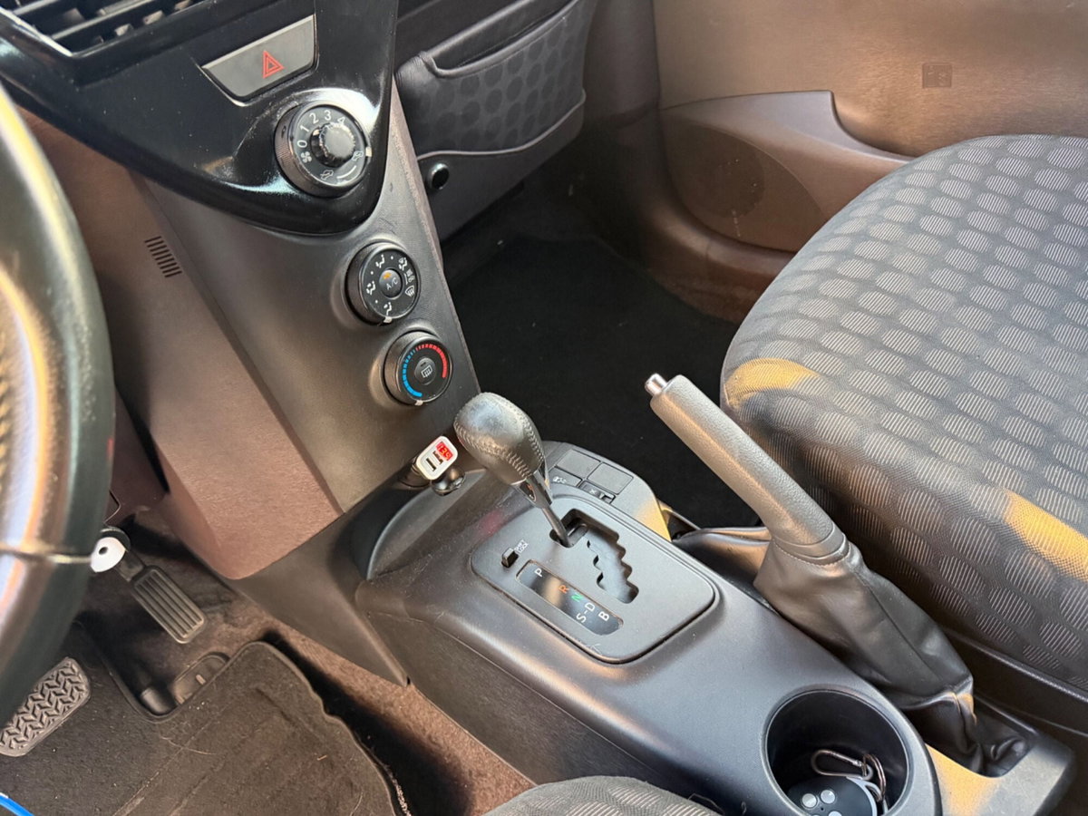 Toyota iQ 1.0 Sol (8)