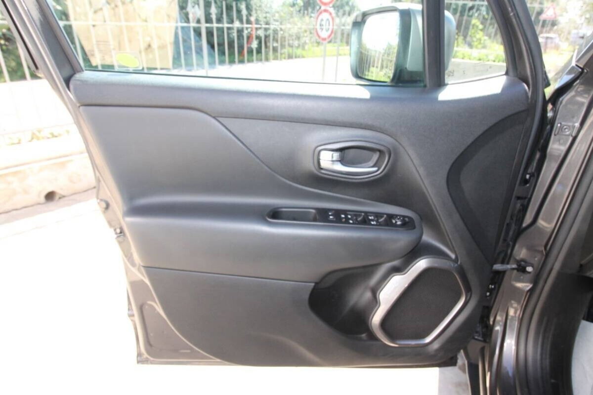 Jeep Renegade 1.6 Mjt DDCT 120 CV Limited (16)