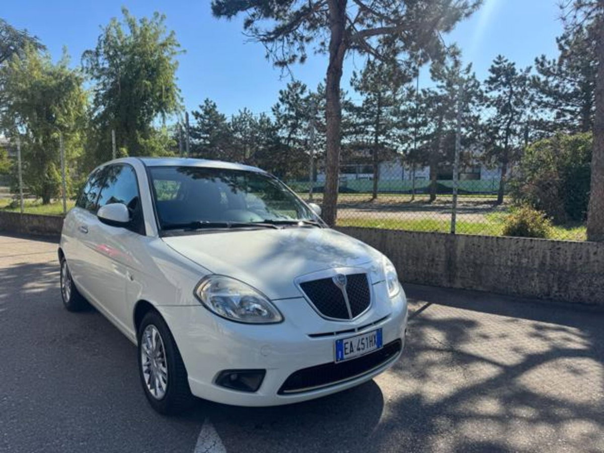 Lancia Ypsilon 1.4 Argento Ecochic GPL (2)