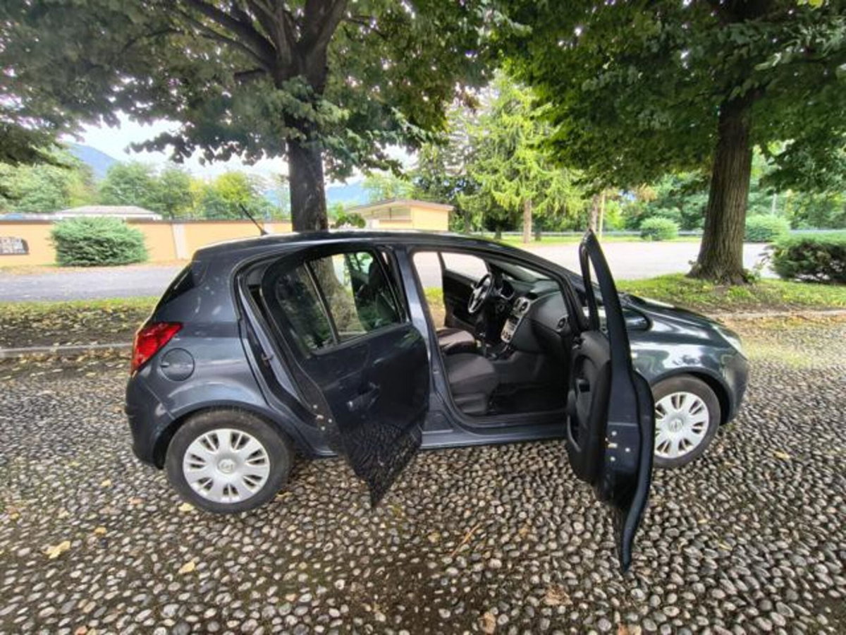 Opel Corsa 1.2 5 porte Club (15)